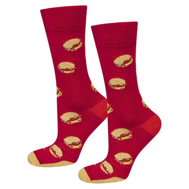 Ensemble de chaussettes, café dans une tasse et hamburger dans une boîte