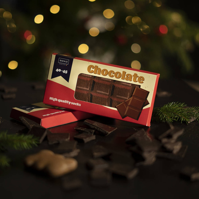 Lot de 2x chaussettes pour femmes SOXO de couleur hamburger dans une boîte et du chocolat