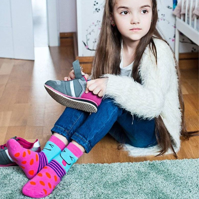 Chaussettes en tissu éponge rose SOXO pour enfants, avec un visage jovial et chaleureux