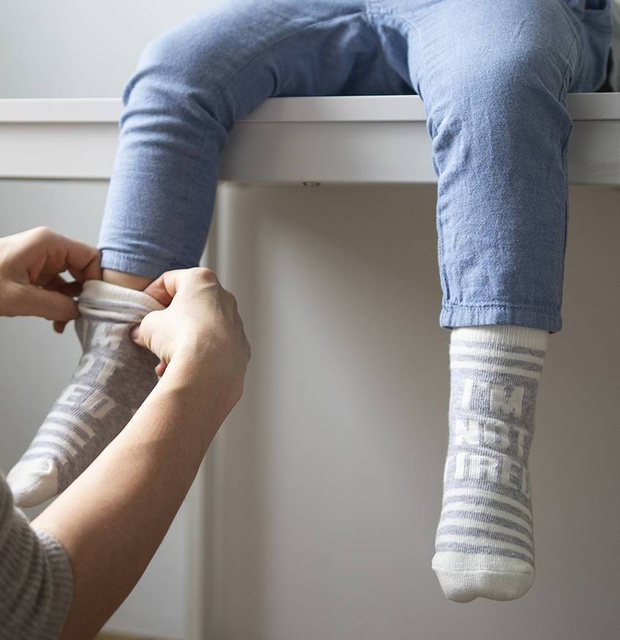 Un ensemble de chaussettes SOXO pour la mère et l'enfant avec des inscriptions