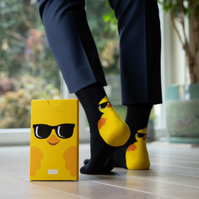 Chaussettes à motif poulet dans un emballage façon carte de vœux