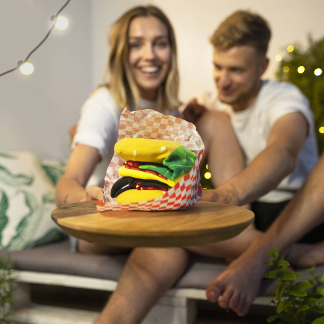 Lot de 2x chaussettes pour femmes SOXO de couleur hamburger dans une boîte et du chocolat