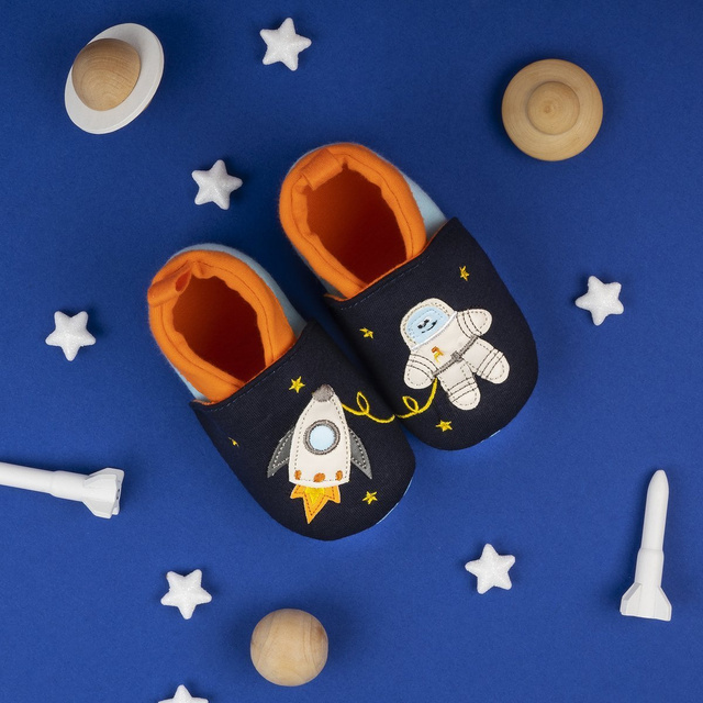 Chaussons bébé SOXO bleu marine avec un cosmonaute et une fusée