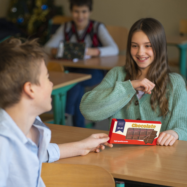 Drôle de chaussettes olives dans une boîte SOXO BON MARCHÉ pour un cadeau pour femme