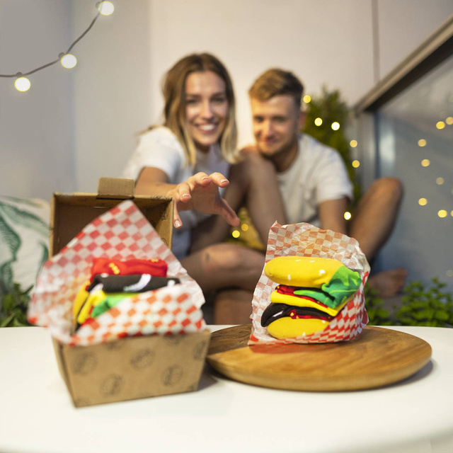 Lot de 2x chaussettes pour femmes SOXO de couleur hamburger dans une boîte et du chocolat