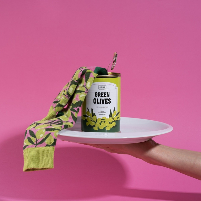 Drôle de chaussettes olives dans une boîte SOXO BON MARCHÉ pour un cadeau pour femme