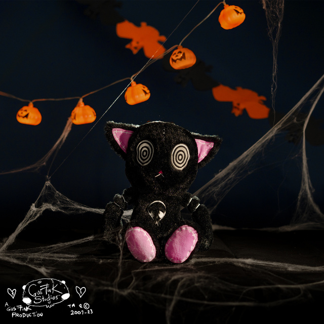 Gus Fink, chat noir mascotte HypnoCat Plushie Pal