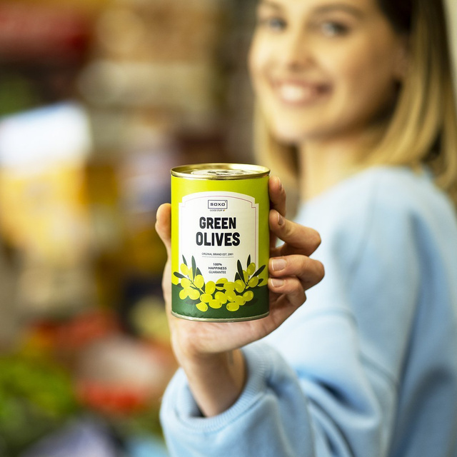 Drôle de chaussettes olives dans une boîte SOXO BON MARCHÉ pour un cadeau pour femme