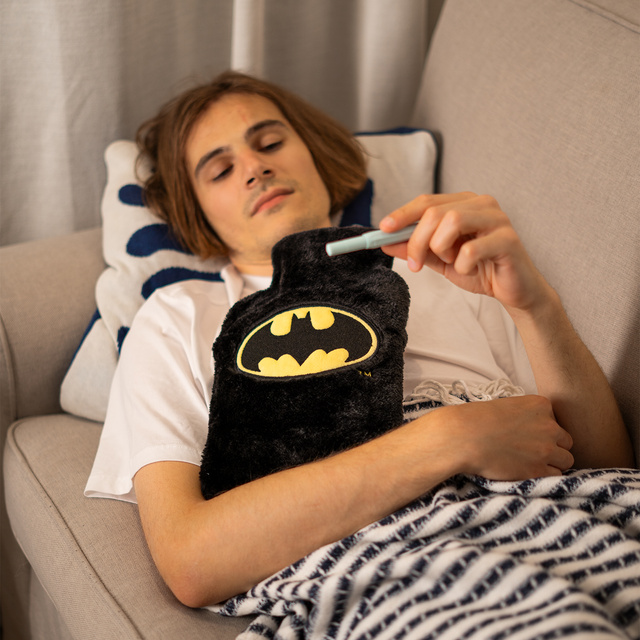Chauffe bouillotte noire SOXO dans une housse peluche Idée cadeau BATMAN BIG 1.8l