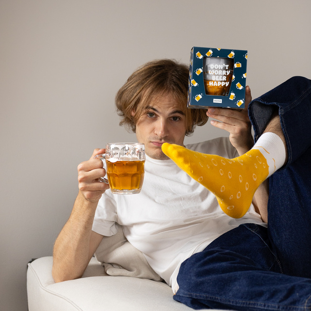 Un ensemble de chaussettes pour hommes SOXO dans une chope à bière avec coussinets