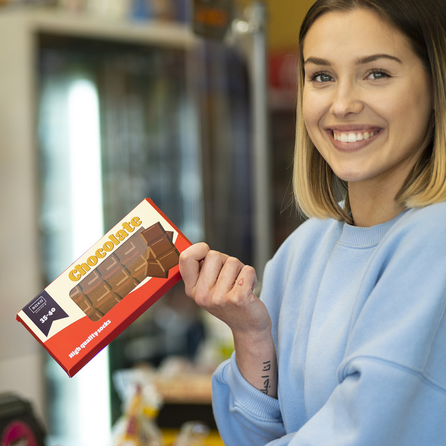 Drôle de chaussettes olives dans une boîte SOXO BON MARCHÉ pour un cadeau pour femme