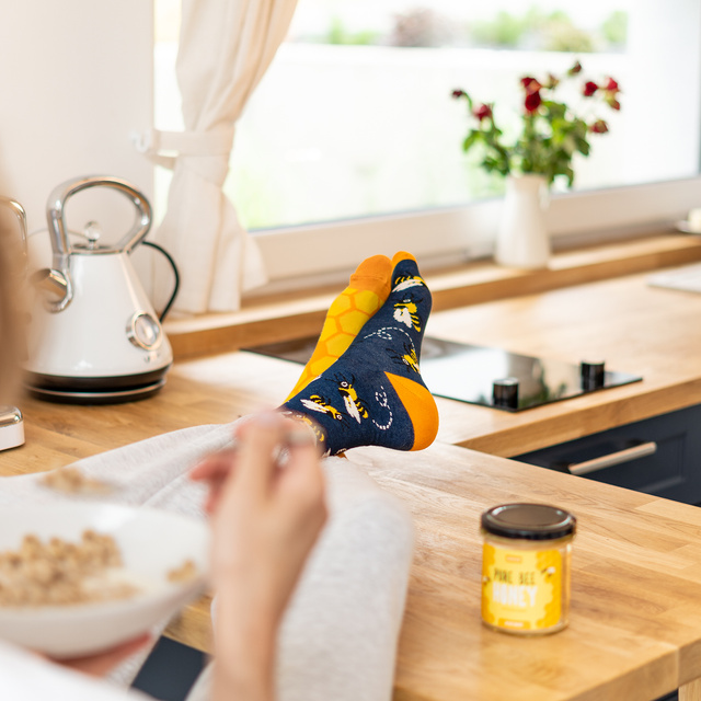 Chaussettes colorées SOXO GOOD STUFF Pure Bee Honey dans un pot de coton amusant