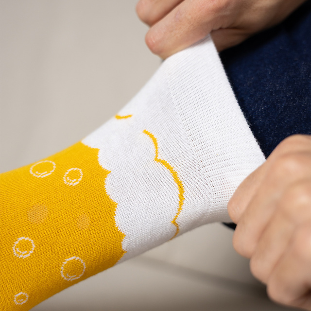 Un ensemble de chaussettes pour hommes SOXO dans une chope à bière avec coussinets