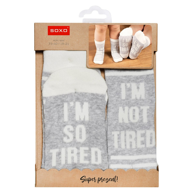 Un ensemble de chaussettes SOXO pour la mère et l'enfant avec des inscriptions