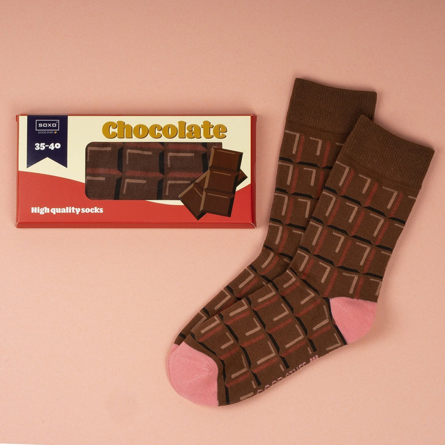 Lot de 2x chaussettes pour femmes SOXO de couleur hamburger dans une boîte et du chocolat