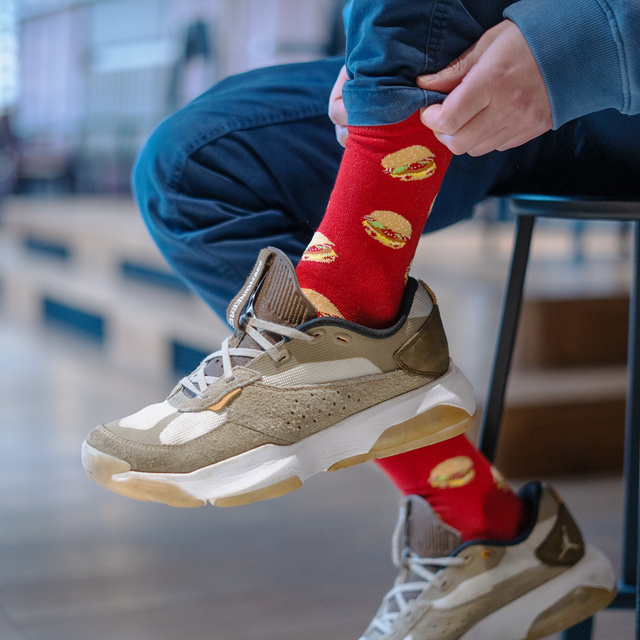 Ensemble de chaussettes, café dans une tasse et hamburger dans une boîte