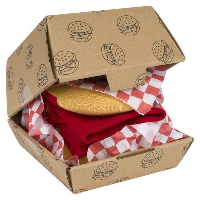 Ensemble de chaussettes, café dans une tasse et hamburger dans une boîte