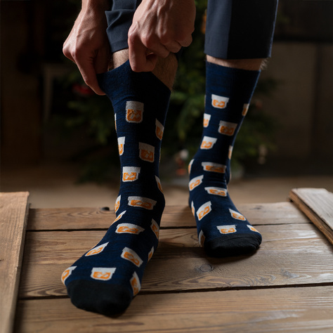 Chaussettes colorées pour hommes SOXO Whiskey avec un verre – parfaites comme cadeau.