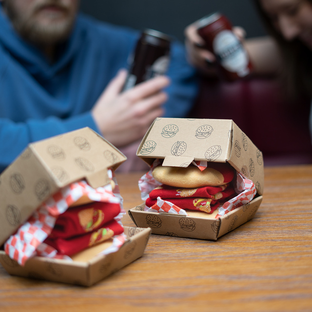 Ensemble de chaussettes, café dans une tasse et hamburger dans une boîte