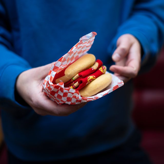 Ensemble de chaussettes, café dans une tasse et hamburger dans une boîte
