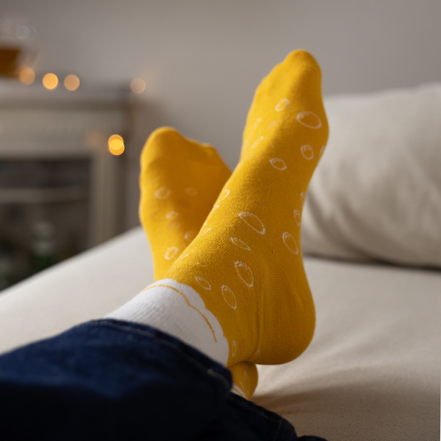 Un ensemble de chaussettes pour hommes SOXO dans une chope à bière avec coussinets