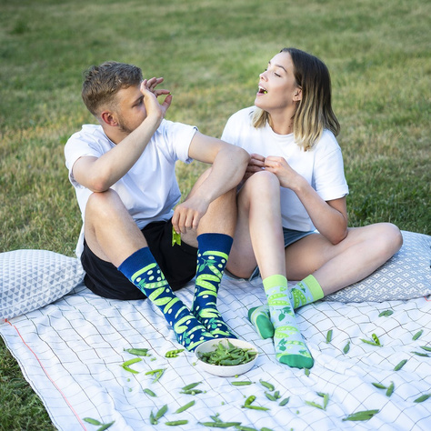 Drôle de chaussettes olives dans une boîte SOXO BON MARCHÉ pour un cadeau pour femme