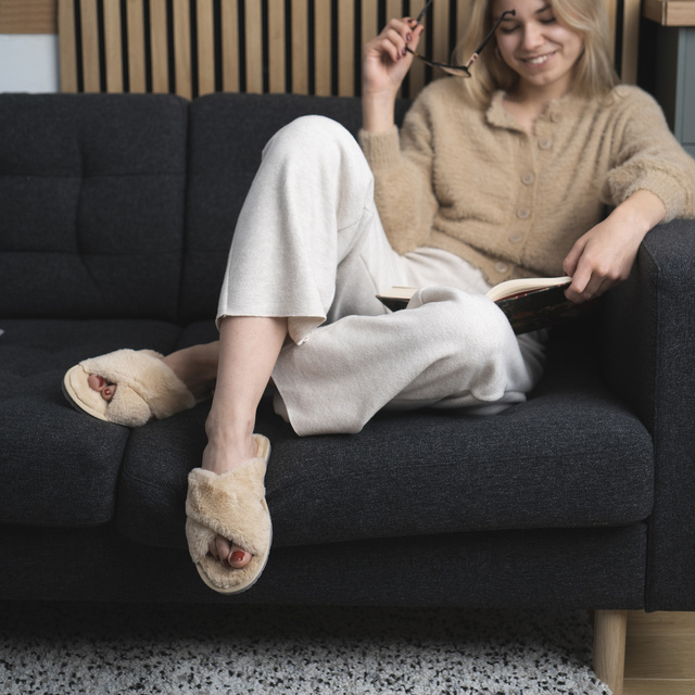 Chaussons beiges en fourrure pour femmes SOXO avec une semelle dure en TPR