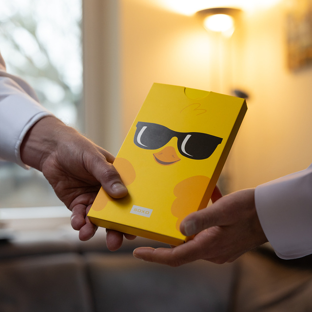 Chaussettes à motif poulet dans un emballage façon carte de vœux