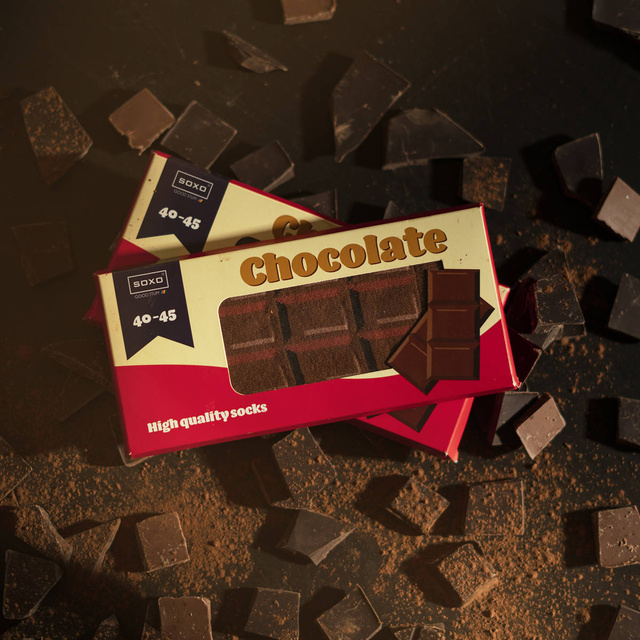 Lot de 2x chaussettes pour femmes SOXO de couleur hamburger dans une boîte et du chocolat