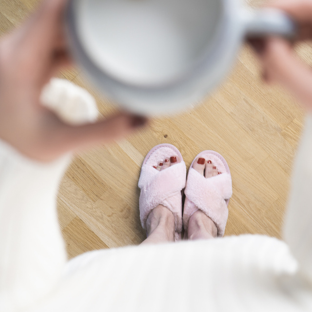 Chaussons femme SOXO roses en fourrure avec semelle dure en TPR