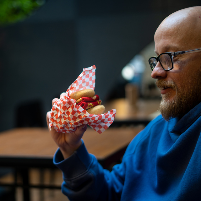 Ensemble de chaussettes, café dans une tasse et hamburger dans une boîte