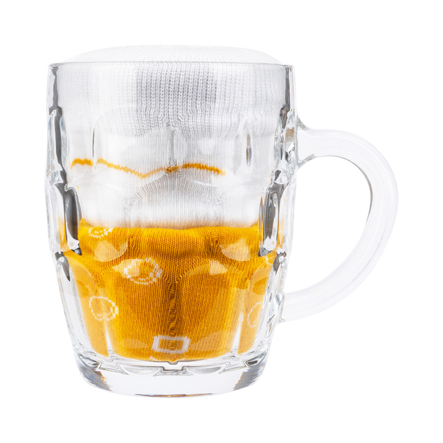 Un ensemble de chaussettes pour hommes SOXO dans une chope à bière avec coussinets